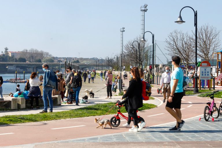 Las principales ciudades gallegas tramitan más de 400 denuncias por incumplir normas sanitarias el fin de semana