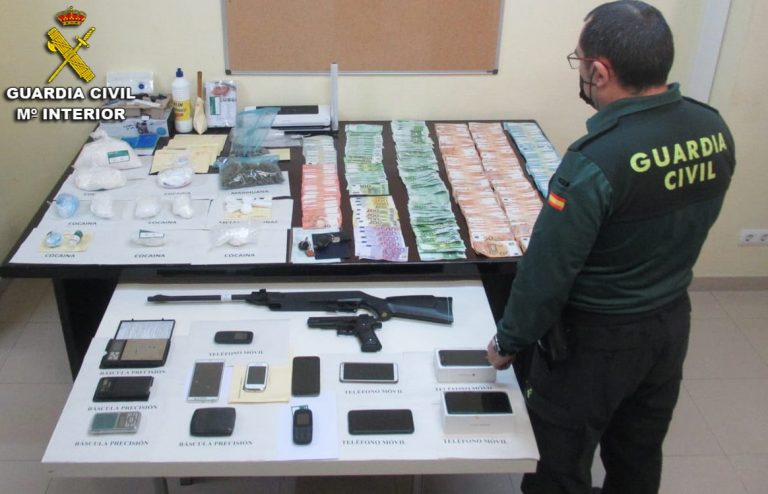 Detenidos dos miembros de una familia en Sanxenxo e investigados otros tres por tráfico de drogas