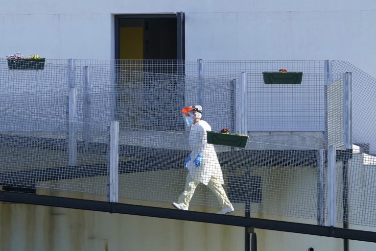 Suben a 14 los casos en residencias de mayores de Galicia tras el positivo de un trabajador de una de Nigrán