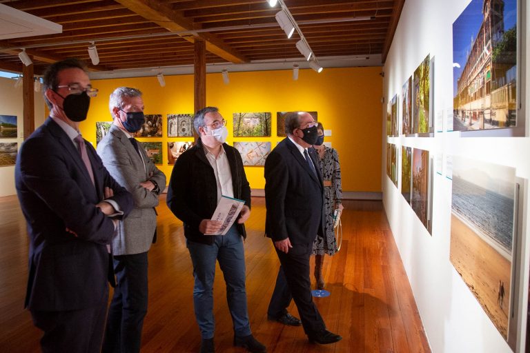Santiago sirve de primera parada de una exposición que invita a «redescubrir» Galicia a través de 200 fotografías