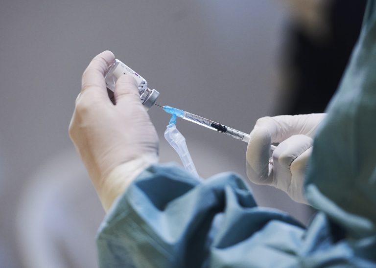 La Agencia Europea del Medicamento insiste en que no hay vínculo entre trombos y la vacuna de AstraZeneca
