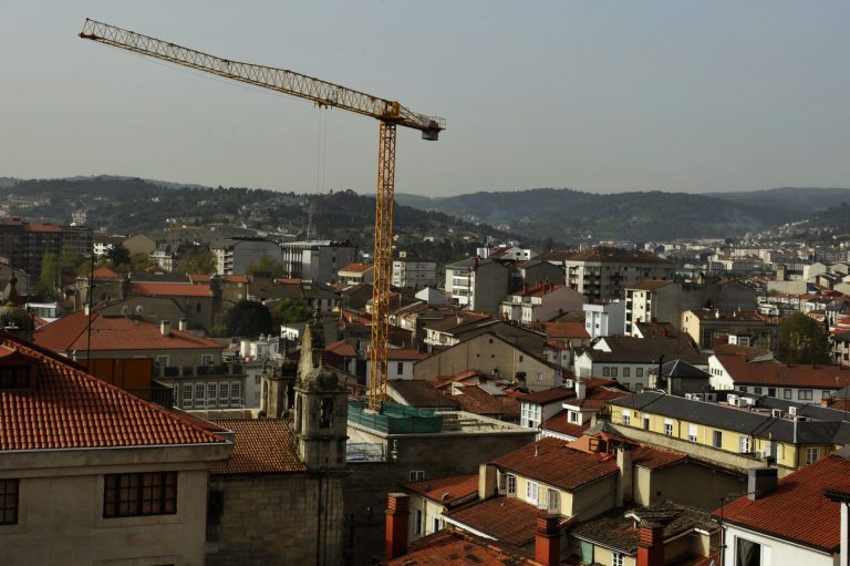 Asociaciones ecologistas solicitan la protección de dos nidos de cigüeña blanca en la ciudad de Ourense