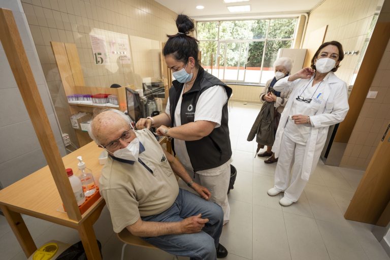Galicia administra el 80,1% de las vacunas recibidas, administrando casi 8.000 en las últimas 24 horas