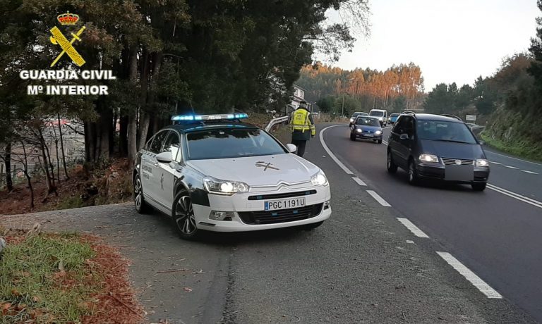 Una conductora en A Cañiza cuadruplica la tasa de alcohol y pide ayuda a la Guardia Civil para regresar a su trabajo
