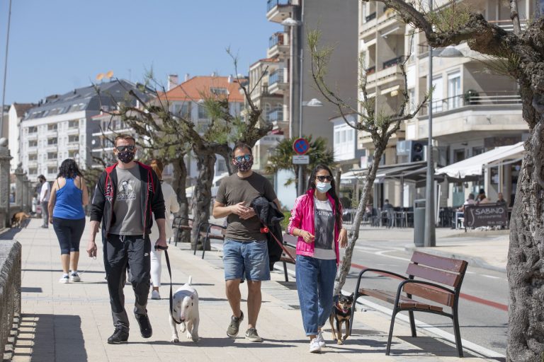 Los ingresados con covid en Galicia bajan ligeramente a 210, mientras caen casos activos y contagios detectados