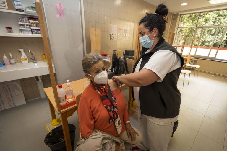 Cvirus.- Galicia administra el 84,2% de las vacunas recibidas, el tercer porcentaje más bajo de las autonomías