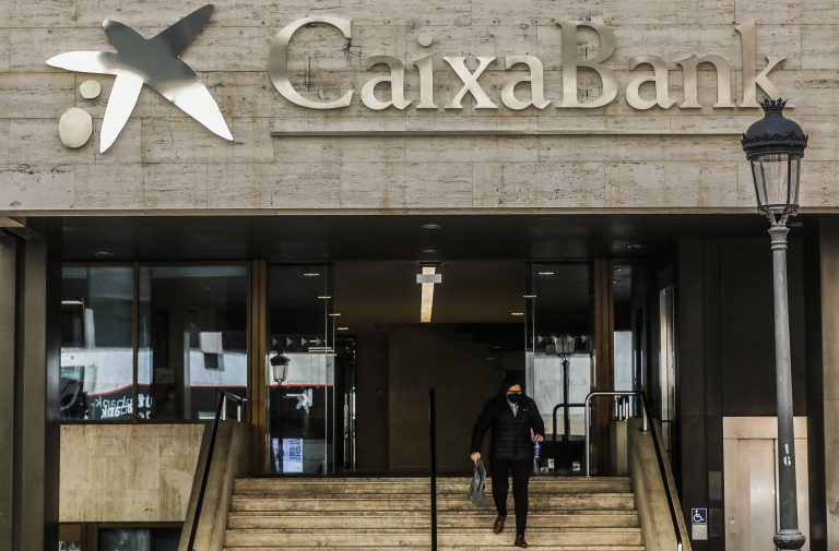 CaixaBank inicia este lunes la sustitución de la marca Bankia en las oficinas ‘retail’