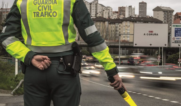La Escuela de Tráfico de la Guardia Civil de Mérida tiñe de amarillo y verde la provincia de Ourense con 77 motocicletas