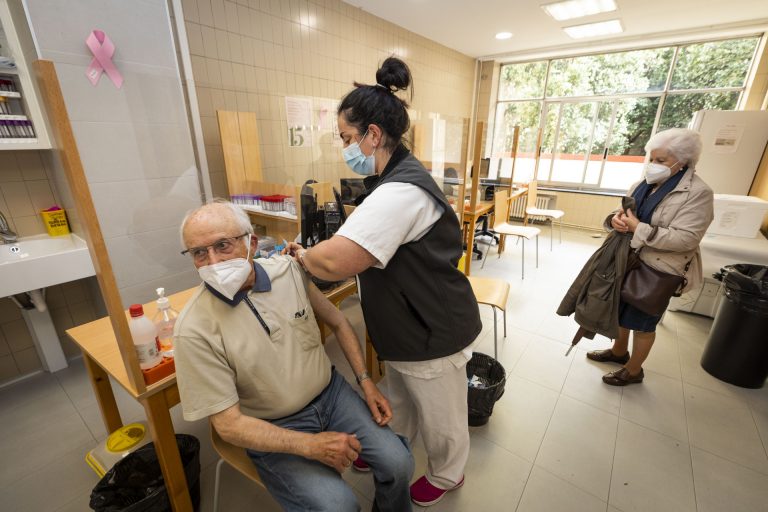 Galicia comenzará a vacunar por los de mayor edad en cada grupo en vez de usar el sorteo por letra