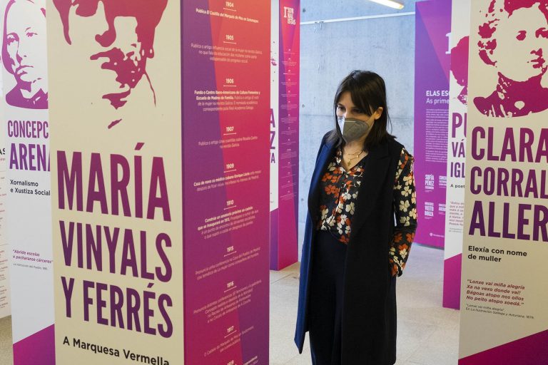 ‘As primeiras xornalistas’, muestra que ensalza la lucha de las periodistas gallegas por la igualdad, llega a Santiago