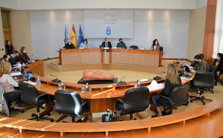 El Parlamento gallego censura por unanimidad a la Comisión Europea por tratar al sector como «depredadores»