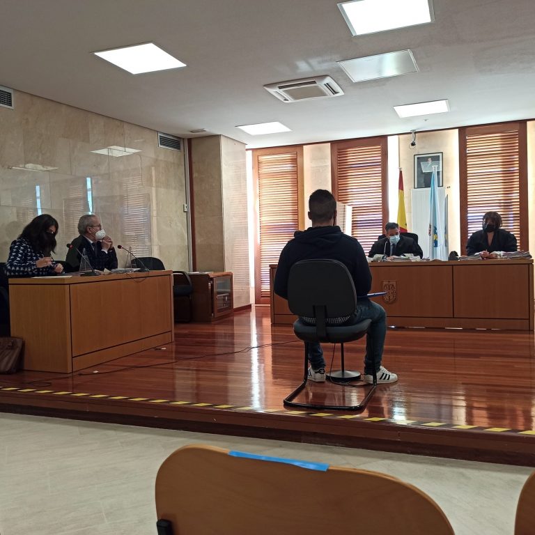 Suspendido el juicio contra dos hombres por un robo a punta de navaja en Santiago al no acudir uno de los acusados