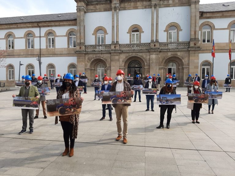 Los 32 alcaldes del PP de Lugo se concentran ante la Diputación en protesta por «el estado de abandono» de carreteras