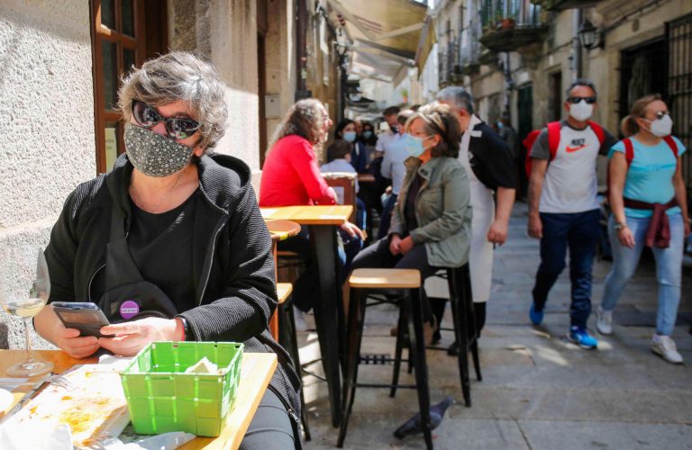 Los nuevos contagios superan la barrera de los 200 y los casos activos vuelven a subir en Galicia