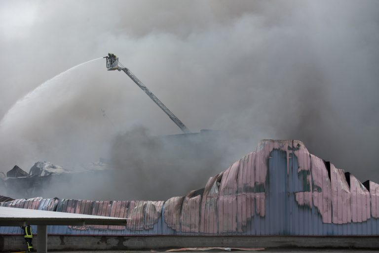 Los niveles de contaminación por el incendio de O Ceao imposibilitan trabajar en naves no afectadas por las llamas