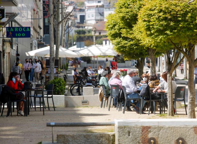 El Consello Galego de Colexios Médicos cree «inconveniente» las reuniones de no convivientes en domicilios