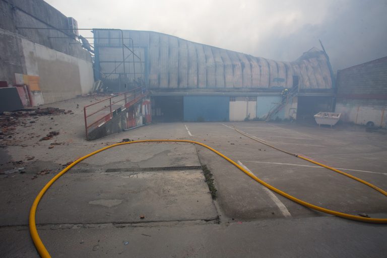 UGT velará por que las consecuencias del fuego de O Ceao no lleguen al centenar de trabajadores de las naves calcinadas