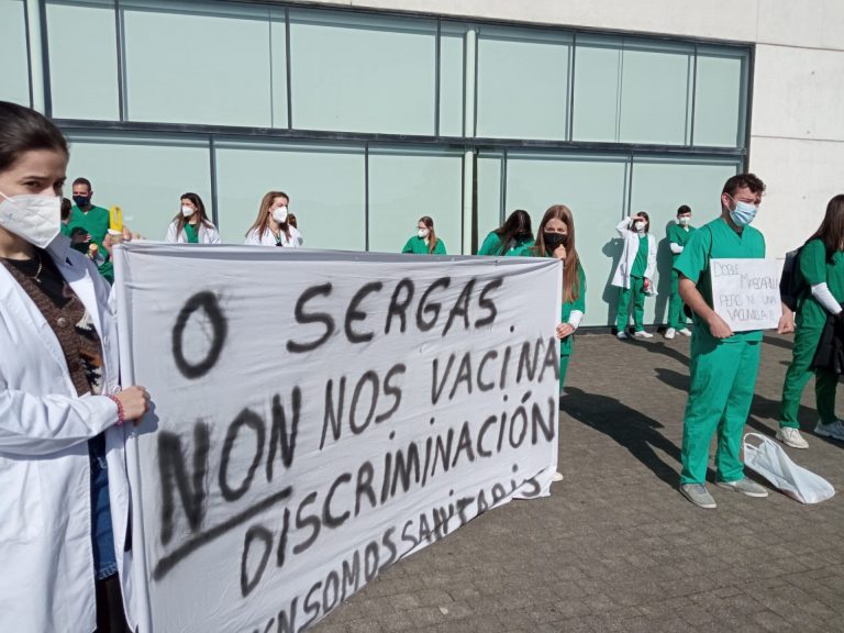 Decenas de alumnos de Odontología marchan por Santiago para denunciar su «discriminación» en el proceso de vacunación