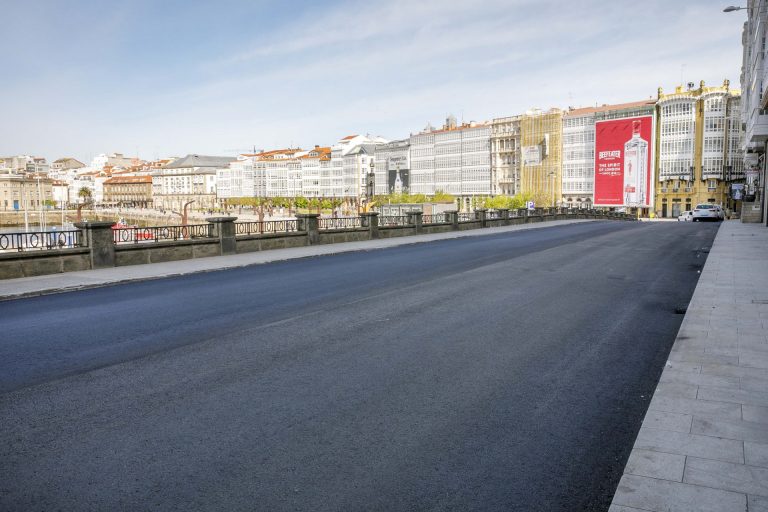 El Ayuntamiento de A Coruña acomete mejoras del firme entre el paseo de la Dársena y el Parrote