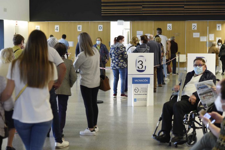 Galicia administró casi 75.000 vacunas desde el viernes y alcanza el 23% de la población diana con una dosis