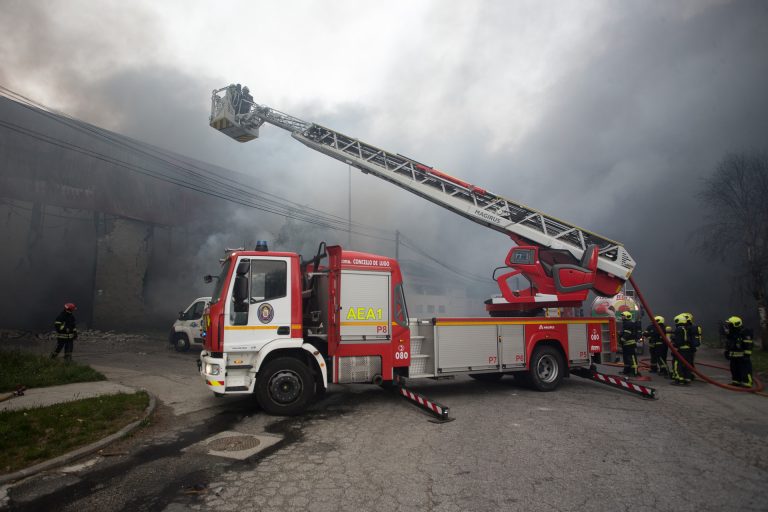 Feijóo ofrece «préstamos inmediatos» a las empresas afectadas por el incendio en O Ceao, que «pudo desaparecer»