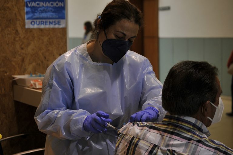 Feijóo prevé que «a finales de junio» estén vacunados los mayores de 60