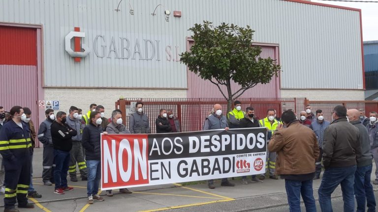 Los trabajadores de Gabadi, en Narón, se concentran ante la empresa para rechazar los despidos