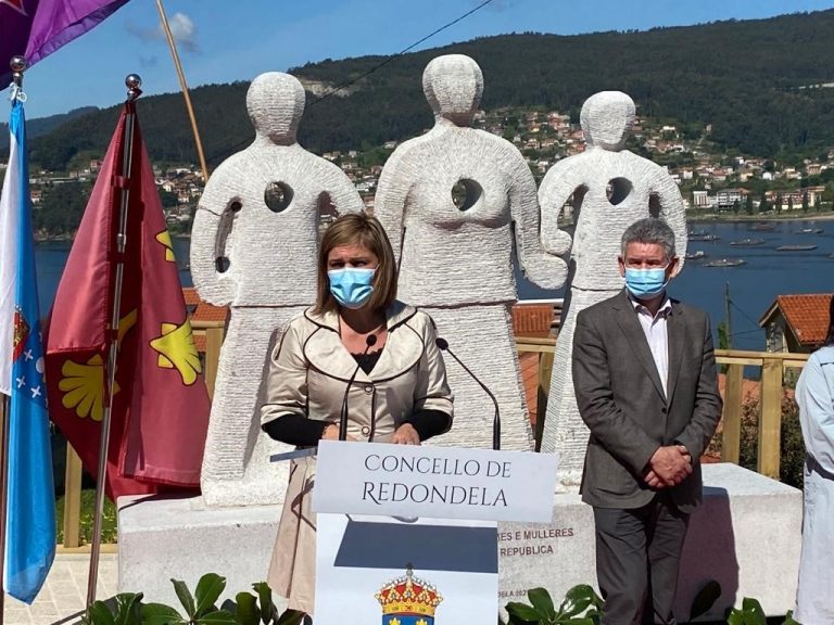 Redondela recuerda a los republicanos asesinados con un monumento elaborado por la Escuela de Cantería de la Diputación