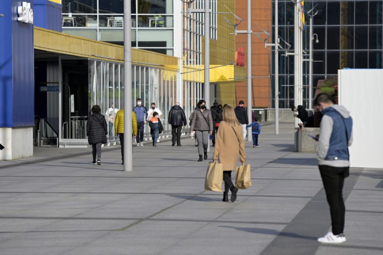 La actividad comercial sube un 5% en Galicia por Semana Santa y el alivio de restricciones, según el Observatorio Abanca