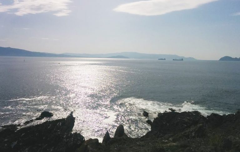 Un estudio de Vigo y Aveiro afirma que las mareas condicionan la distribución de microplásticos emitidos por depuradoras