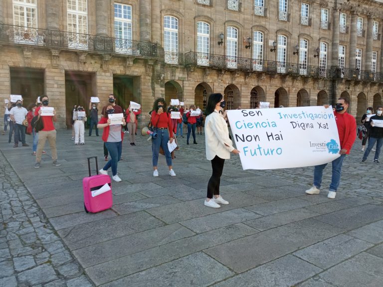 Decenas de investigadores concéntranse en Santiago como parte da «marea vermella» contra a reforma da Lei de Ciencia