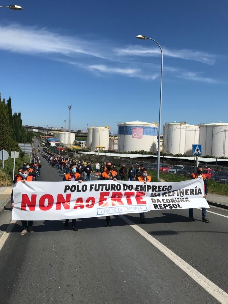Más de 300 personas se movilizan en A Coruña en rechazo al ERTE en la refinería