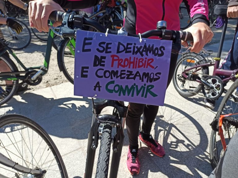 Ciclistas marchan por Santiago en protesta contra la nueva ordenanza municipal «antibicis»