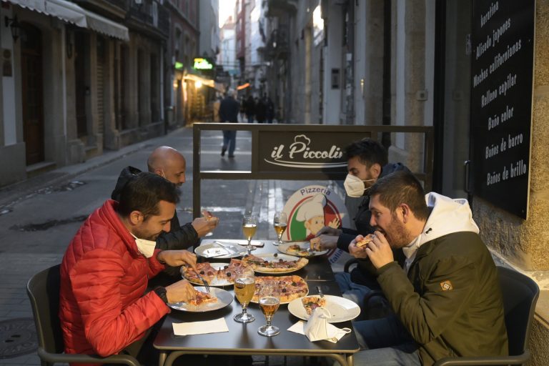 Normalidad y «animación» en la primera noche en la que se retoma el servicio de cenas en los restaurantes gallegos