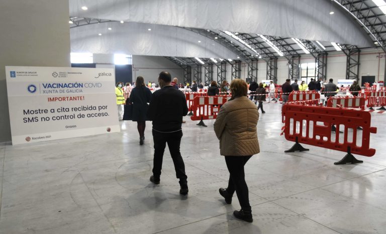 Cvirus.-Galicia vacunará a 45.000 personas este fin de semana y prevé que en mayo «el ritmo aumente» al llegar más dosis