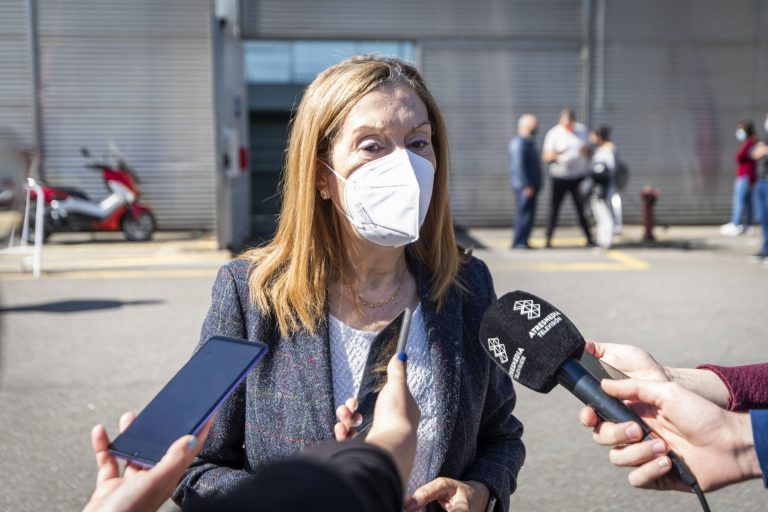 Cvirus.- Ana Pastor (PP), tras recibir la dosis de AstraZeneca en Pontevedra: «Todas las vacunas salvan vidas»