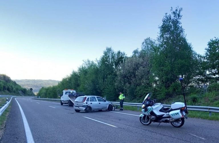 Herido leve el conductor de un coche que dio positivo en alcohol tras volcar en la A-52 en Allariz