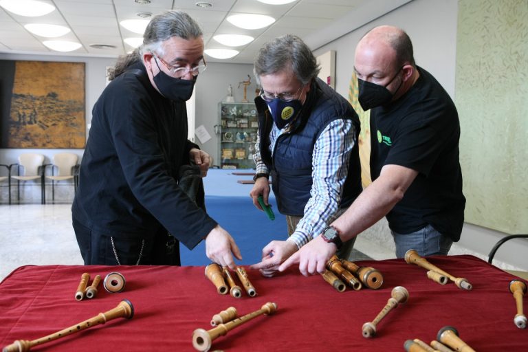 La Diputación de A Coruña cede a la Asociación Triskell su colección de piezas de gaita para incorporarlas a un museo