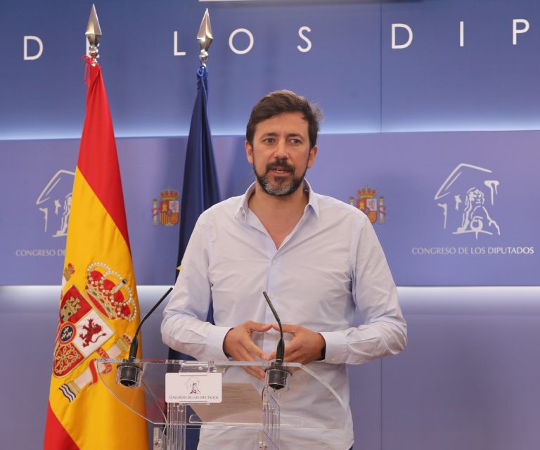 Gómez-Reino (Podemos) plantea echar de La Liga a Madrid, Barça y Atlético si siguen con la Superliga europea de fútbol