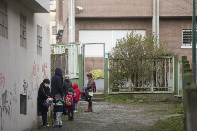 Aumentan a 562 los casos activos en los centros educativos gallegos y bajan a 24 las aulas cerradas