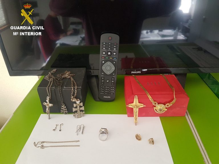 Detenidos un hombre y una mujer por robar joyas y material electrónico e informático en una vivienda en Arteixo