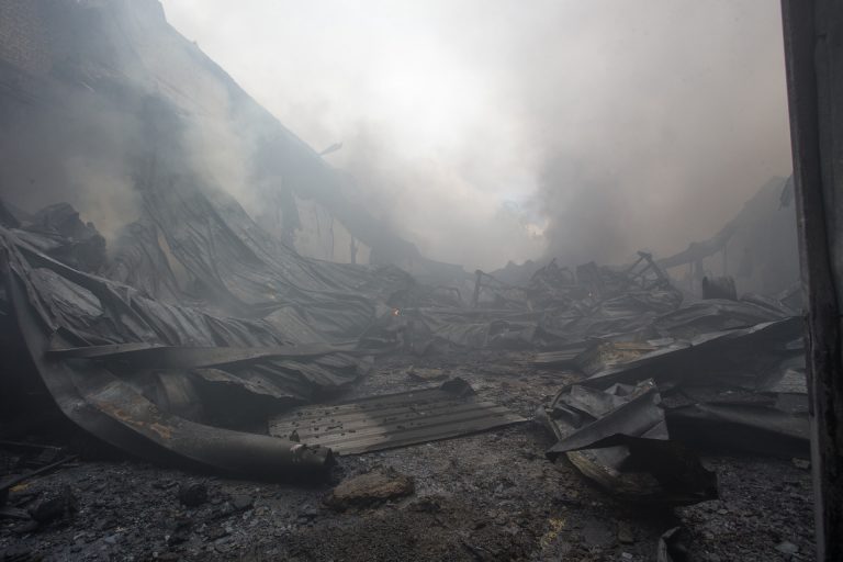 Los Bomberos de Lugo dan por totalmente extinguido el incendio iniciado el día 11 en una fábrica de pinturas en O Ceao