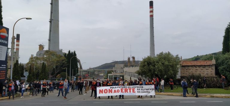 Trabajadores de la refinería de A Coruña secundan una nueva protesta para «impedir» el ERTE