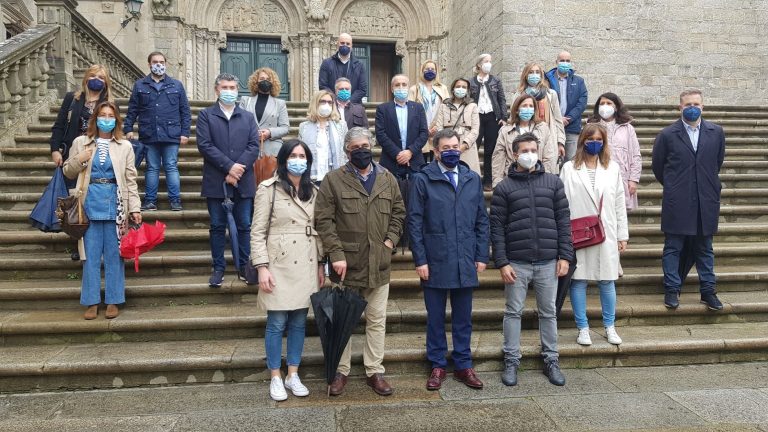 Diputados del PP visitan la Catedral junto al titular de Cultura y PSdeG denuncia el «uso inaudito de las instituciones»