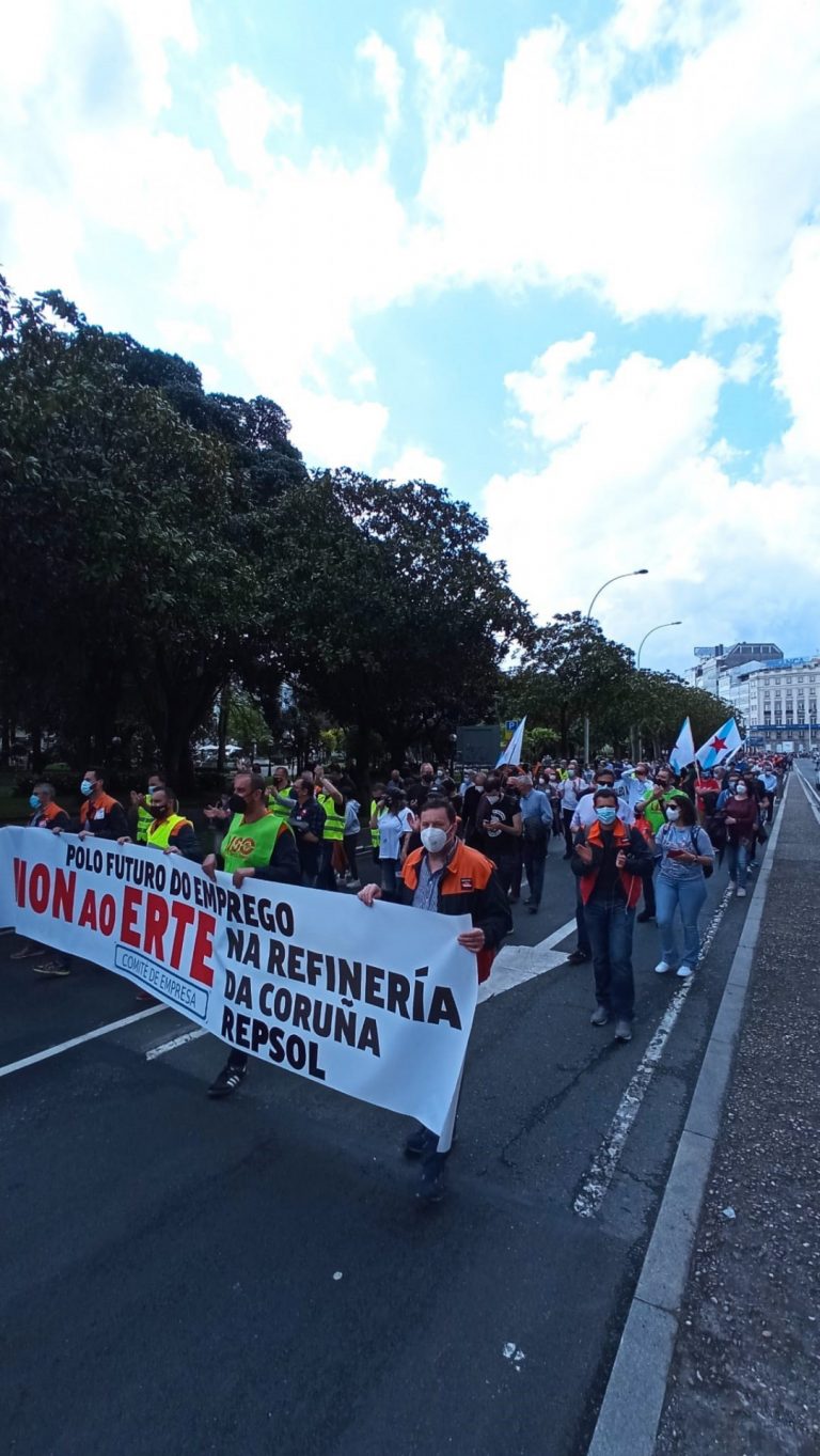 Una marcha multitudinaria recorre A Coruña en rechazo del ERTE en Repsol y reclama «inversiones» en la refinería