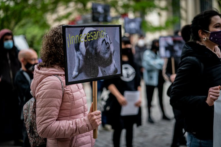 Cientos de personas se manifiestan en varias ciudades, entre ellas Vigo, para pedir el fin de experimentos con animales