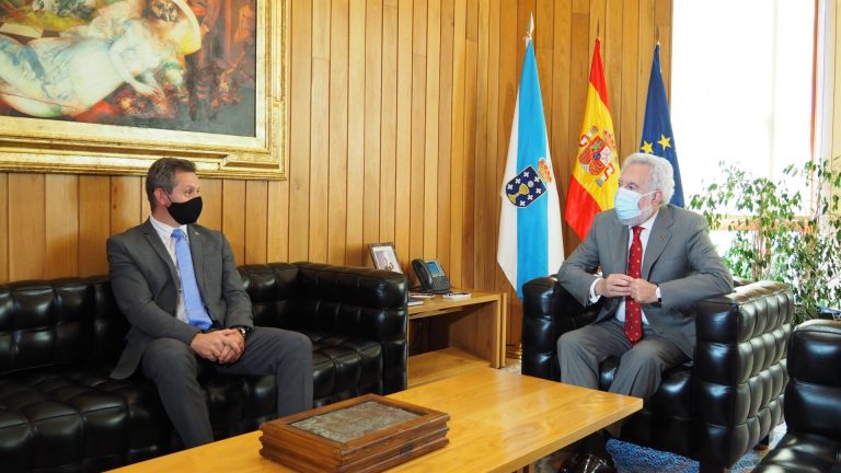 El delegado del Gobierno visita el Parlamento de Galicia, «agente necesario en la transformación económica y social»