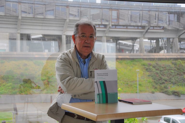 Un investigador de la UVigo subraya en un libro que la recuperación postcovid debe ir acompañada de bienestar social