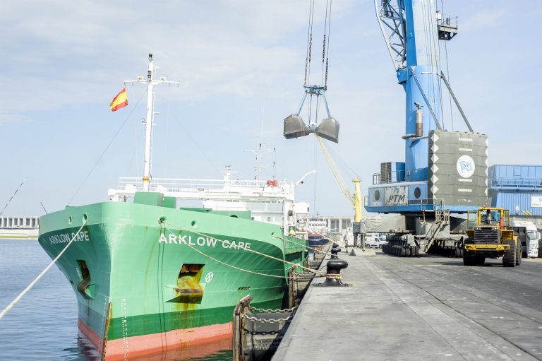 El movimiento de mercancías en el puerto de A Coruña alcanzó 1,12 millones de toneladas en marzo, un 34% más que en 2020