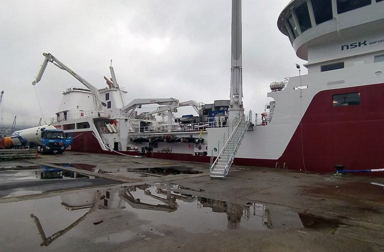 El Puerto de Ferrol se estrena en una operación de suministro de gas natural licuado a un carguero de pescado vivo